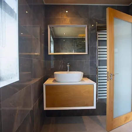 With Hot Tub - بيت للعطل بويل